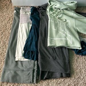 Set of 5 Women’s Long Sleeve, size Medium